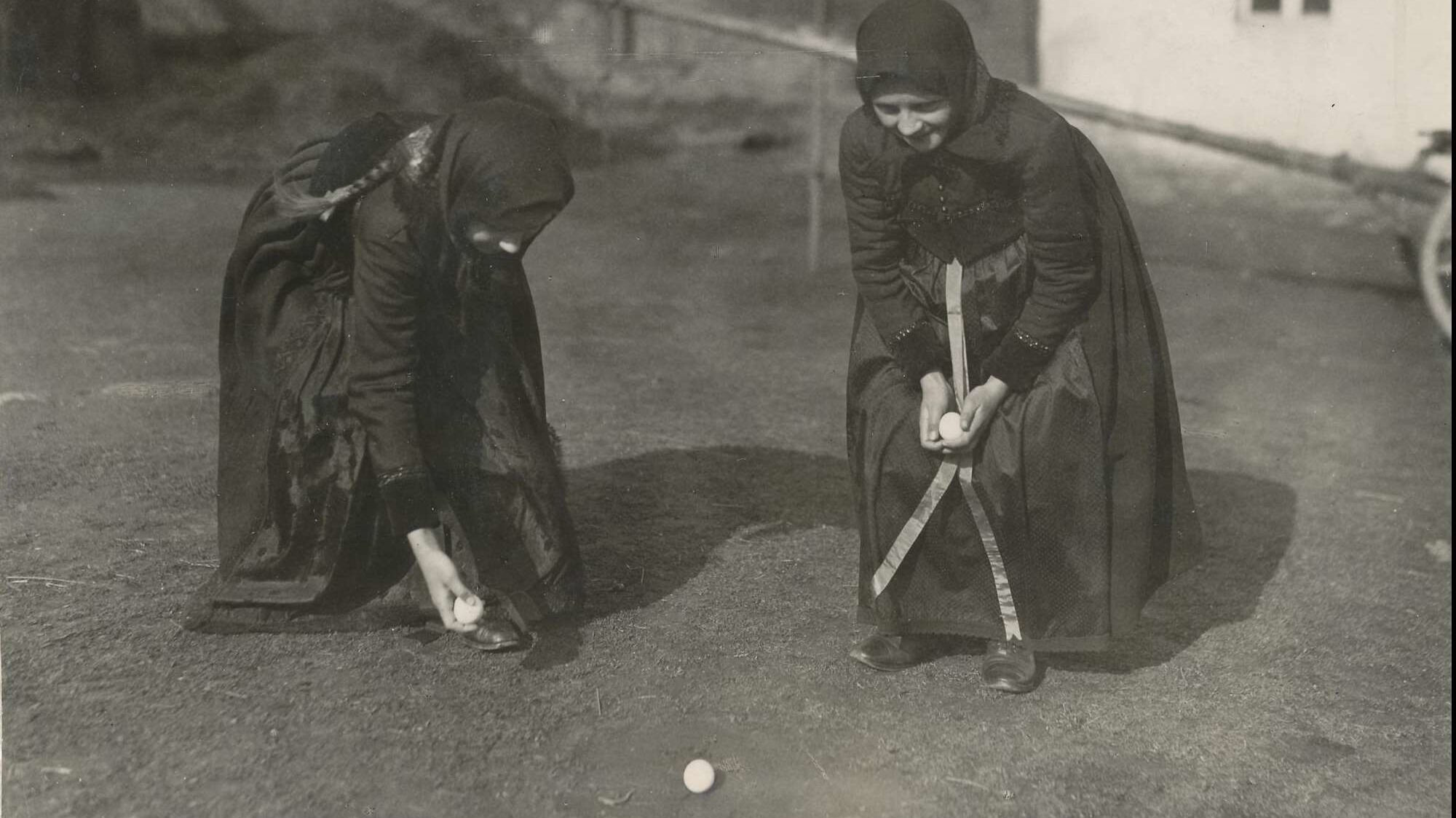 Kulanie jajek wielkanocna zabawa z kroszonkami Szywałd ob Bojków dzielnica Gliwic nie później niż 1933 r Fot Paul Schau