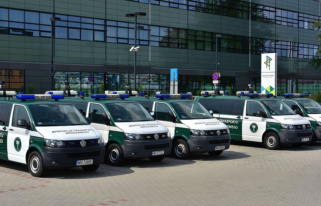 1024px Samochody Inspekcji Transportu Drogowego na parkingu Poleczki Business Park w Warszawie