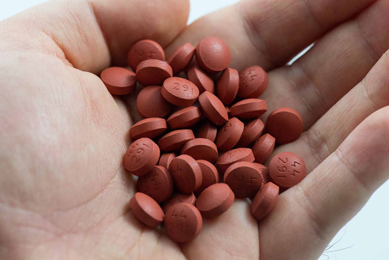 1280px Ibuprofen tablets in palm of hand