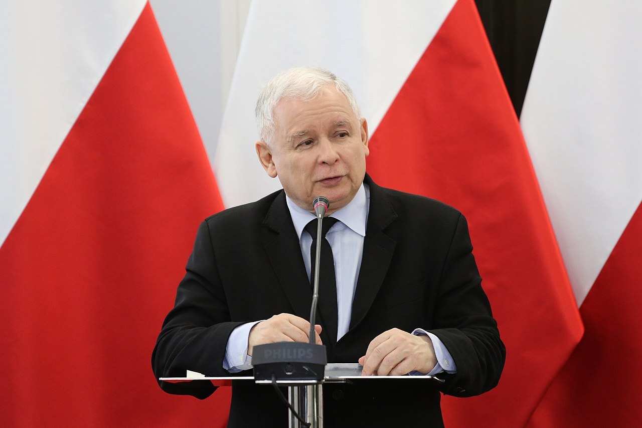 1280px Jaroslaw Kaczynski przemawia na konferencji naukowej Konstytucja Solidarnosci