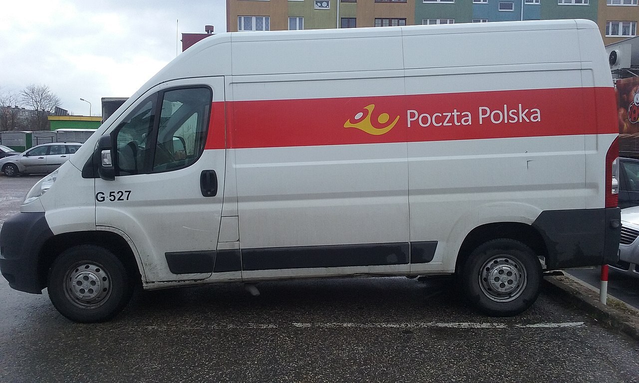 1280px Samochod pocztowy Poczty Polskiej w 60 tysiecznym Tomaszowie Mazowieckim w wojewodztwie lodzkim 1