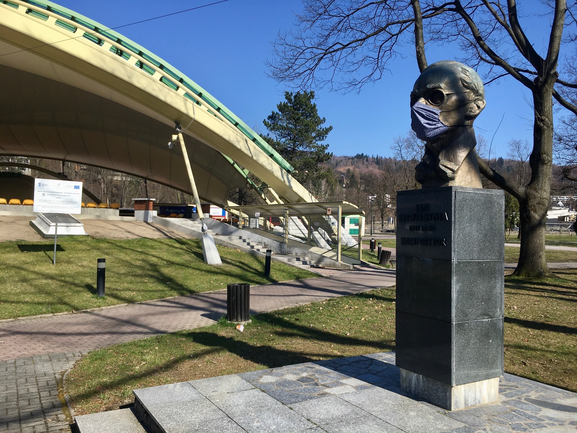 2 Kompozytor Jan Sztwiertnia przed amfiteatrem w Wisle