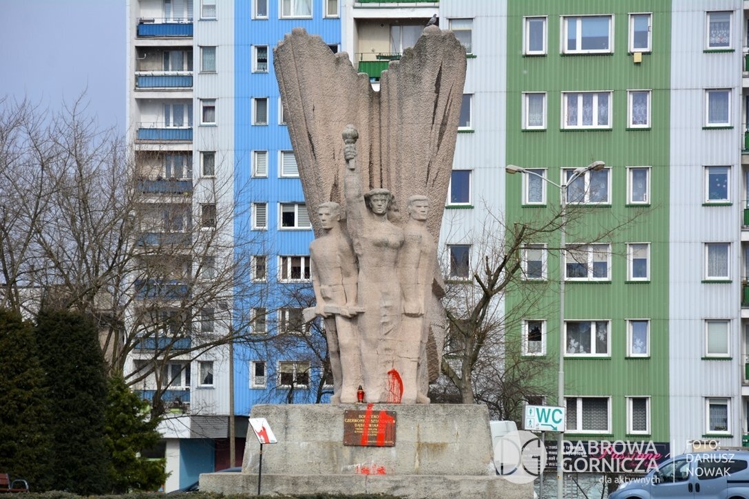 20220306 171 pl dg centrum plac wolnosci pomnik boh cz sztandarow dewastacja