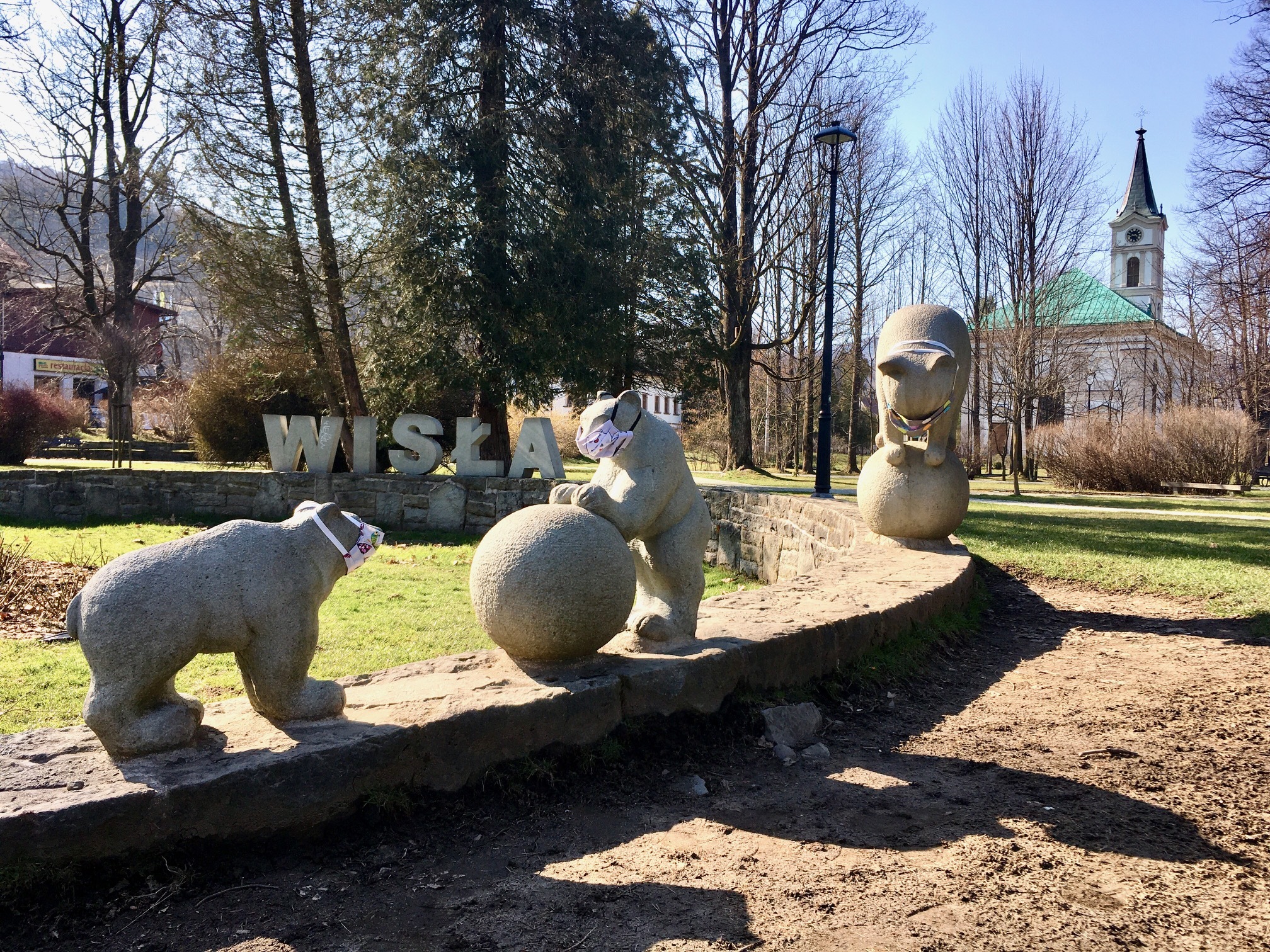 4 Cala niedzwiedzia rodzina w maseczkach