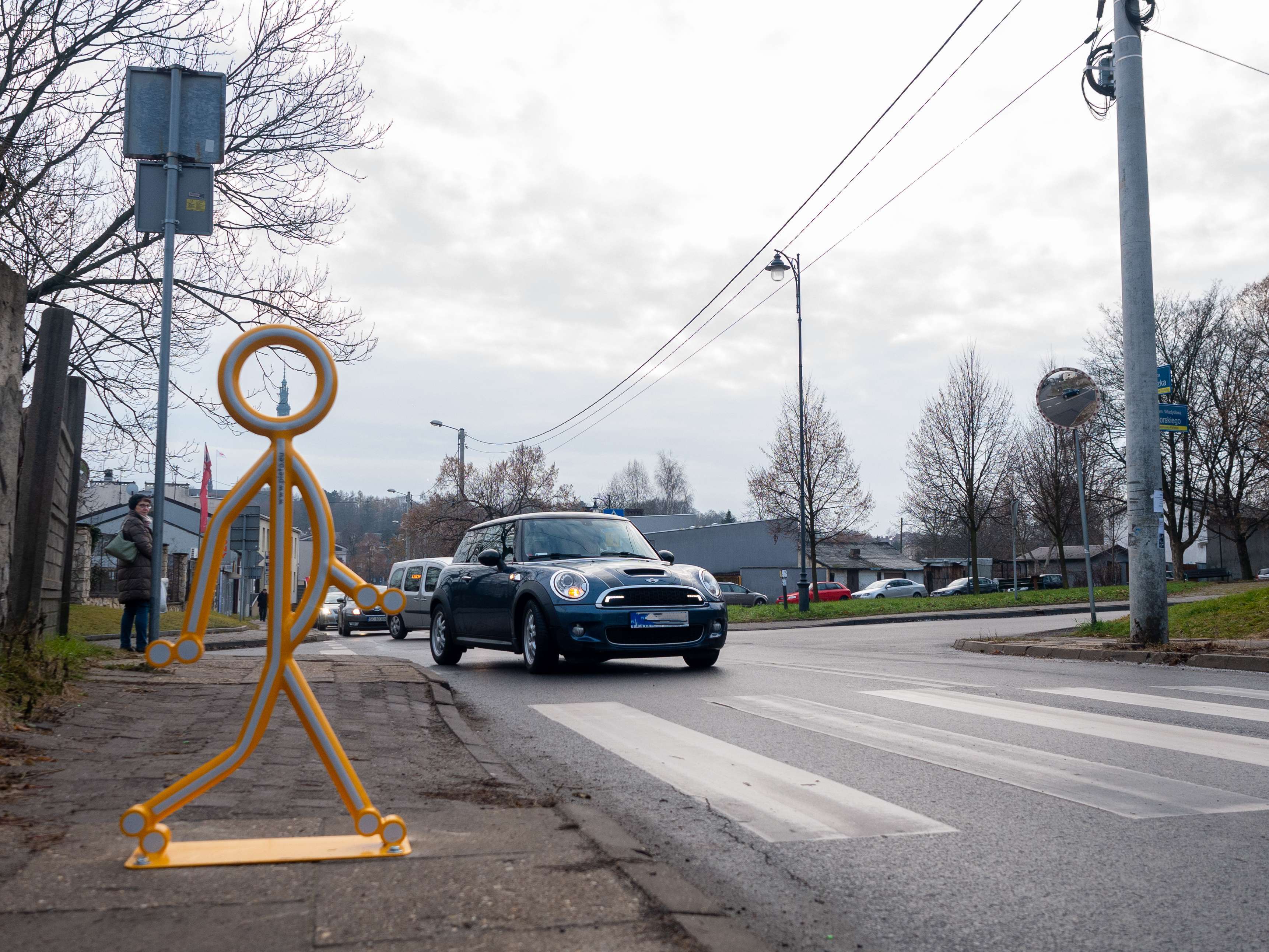 odblaskowe postacie na przejściach dla pieszych