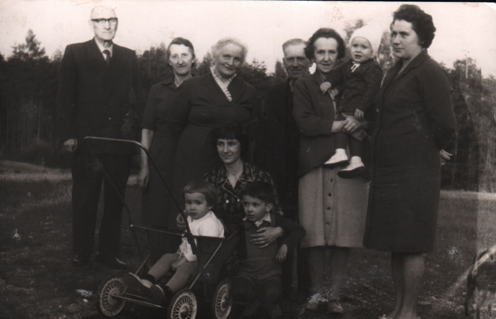 Anna Kozub trzecia od lewej w sukni z biala falbana z rodzina i bliskim ok 1967 r fot arch rodziny