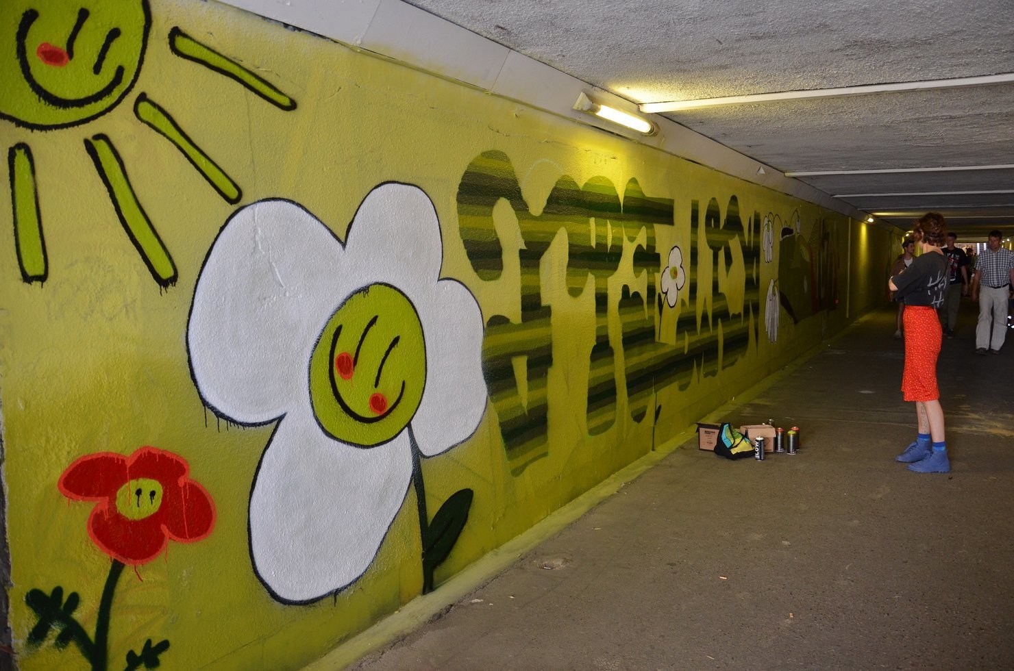 Artysci maluja mural w przejsciu pod torami laczacym ulice Wojewodzka i 2