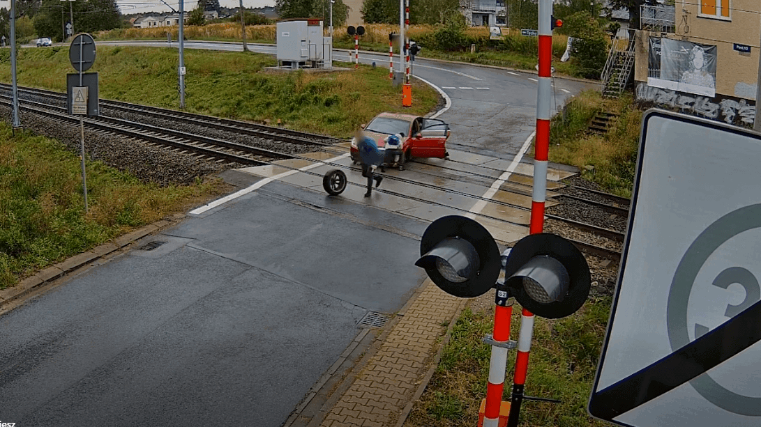 samochód utknął na przejeździe kolejowym