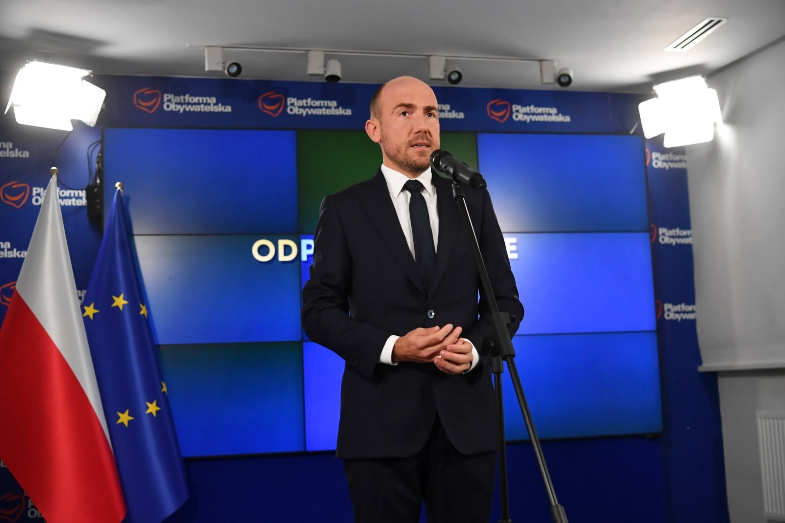 Borys Budka sam na konferencji