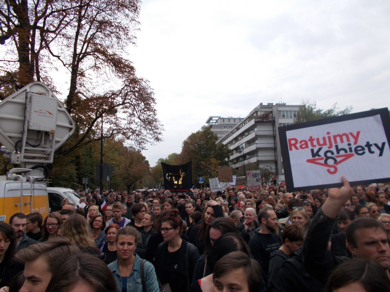 Czarny protest inicjatywy Ratujmy Kobiety 2016 10 01 w Warszawie 01