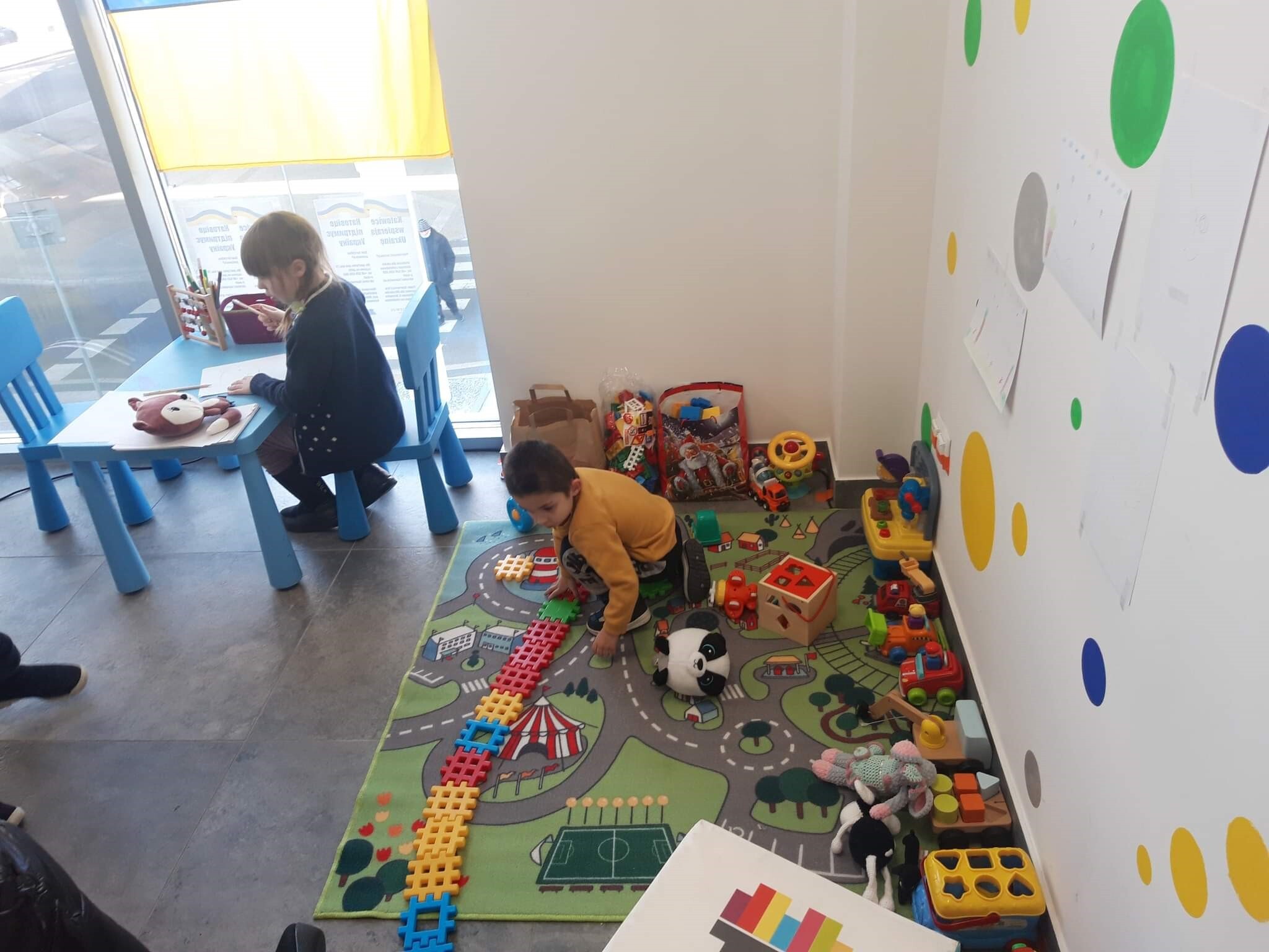 Dzieci bawiace sie w punkcie powitalnym zlokalizowanym w poczekalni Miedzynarodowego Dworca Autobusowego