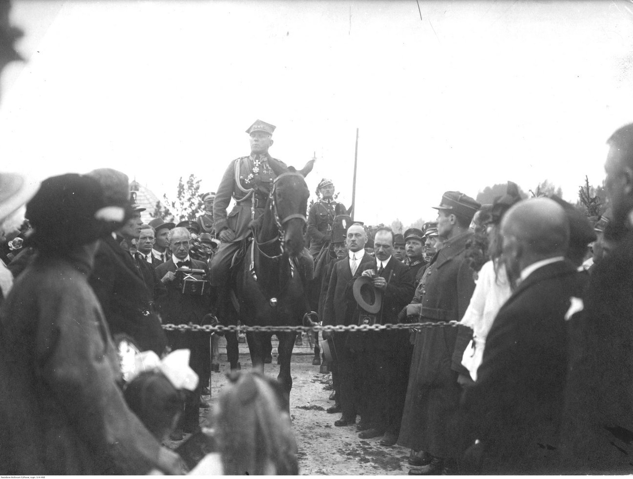 General Stanislaw Szeptycki na moscie w Szopienicach zbiory Narodowego Archiwum Cyfrowego