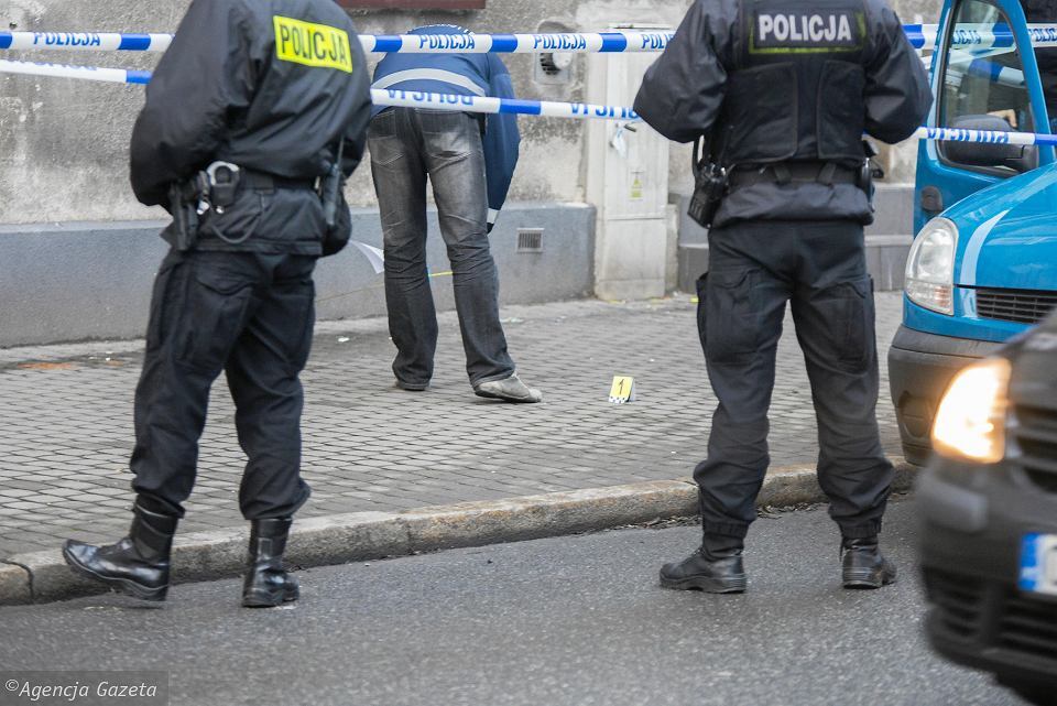 Katowice Policja bada slady po strzelaninie