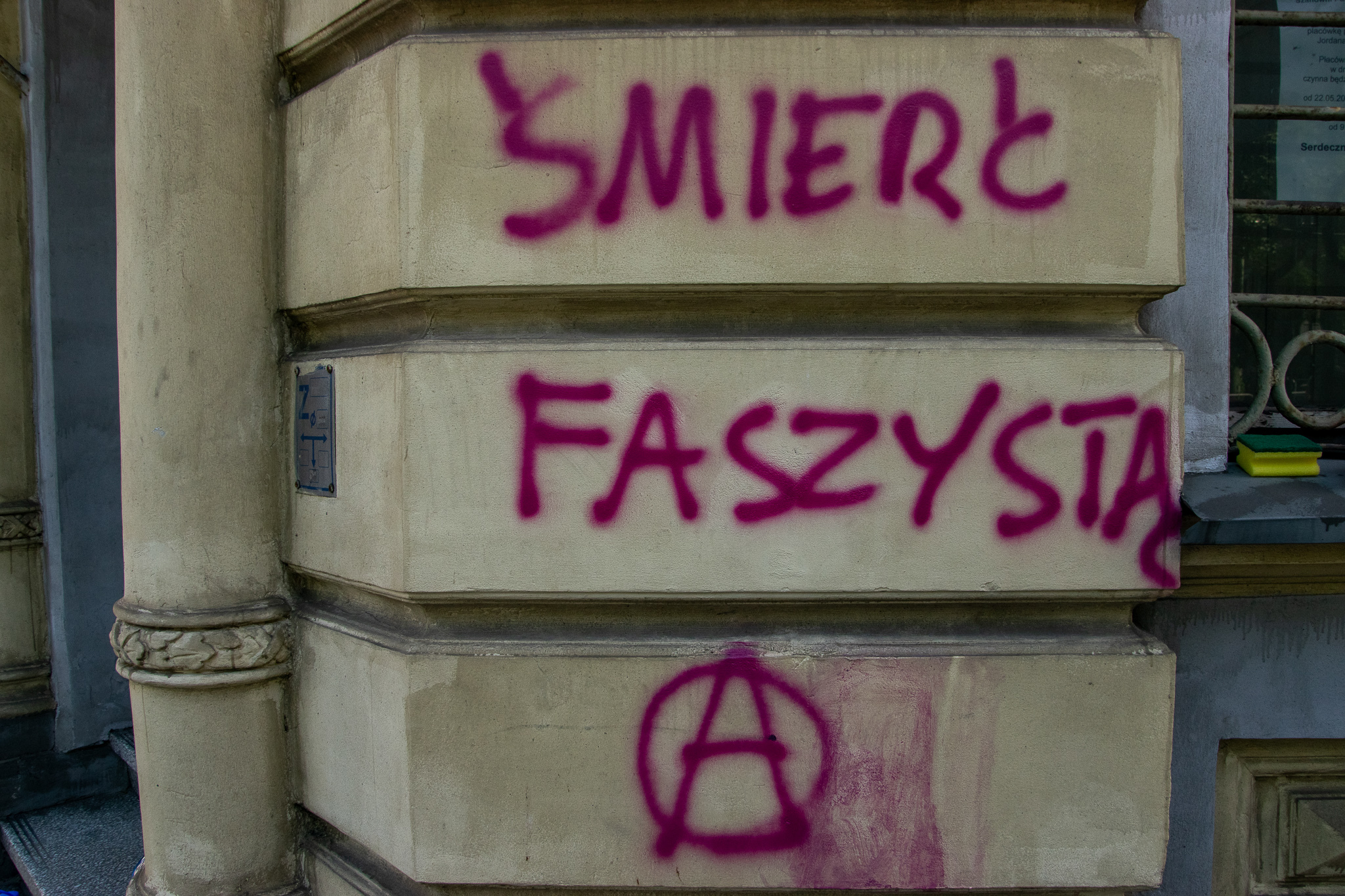 Kohut zmazuje graffiti 1