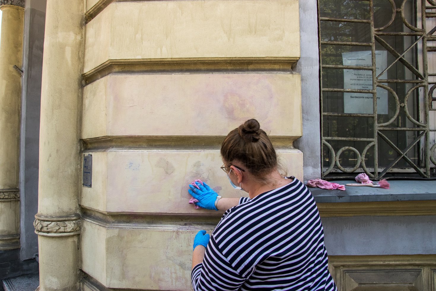 Kohut zmazuje graffiti 16
