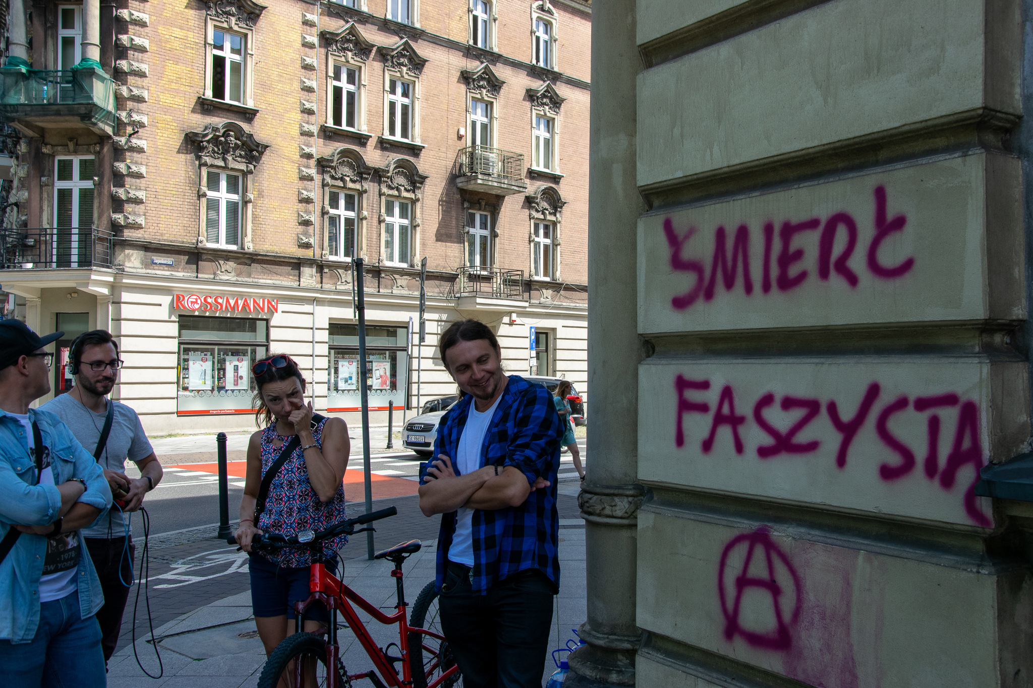 Kohut zmazuje graffiti 2