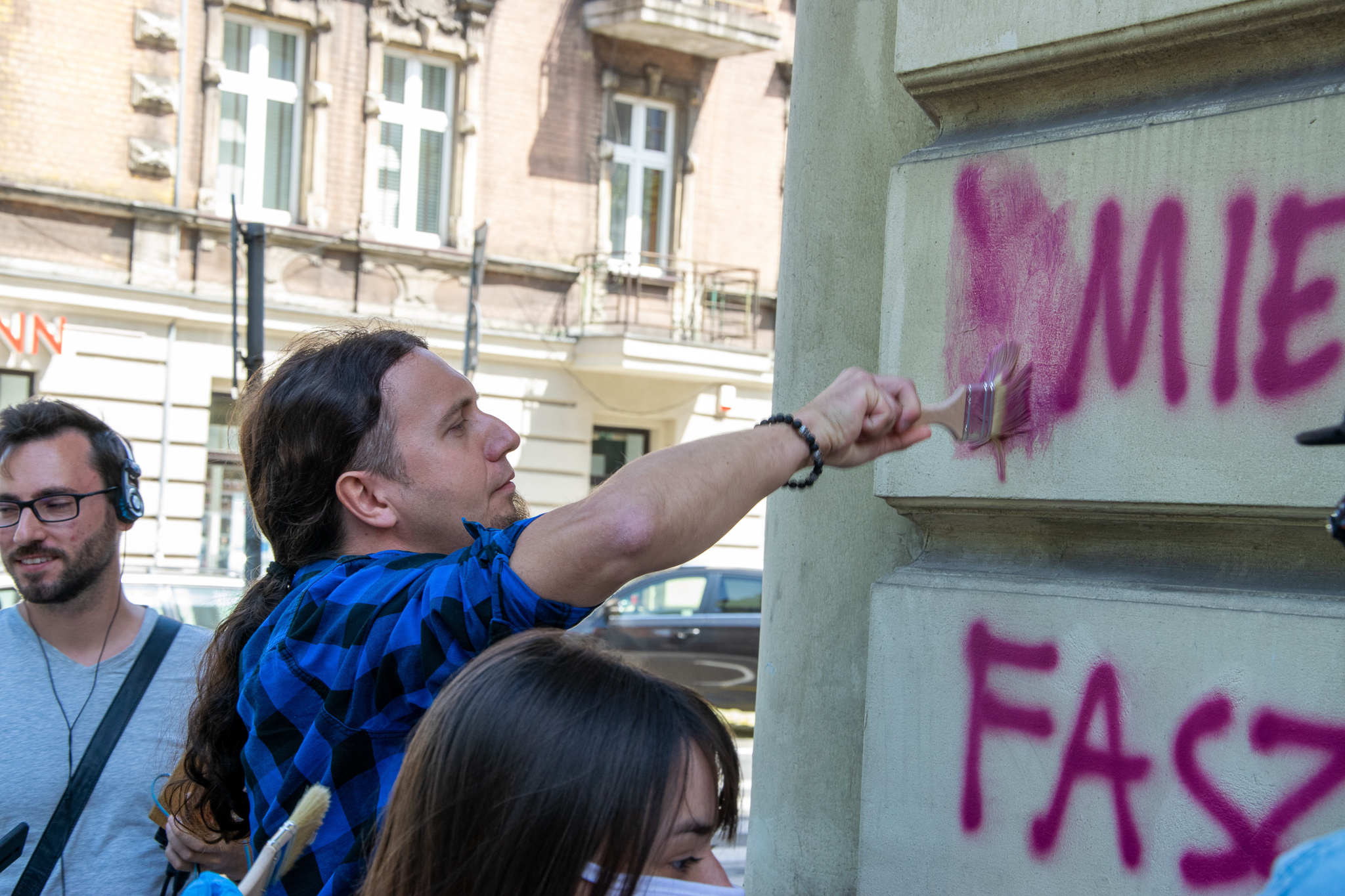 Kohut zmazuje graffiti 4