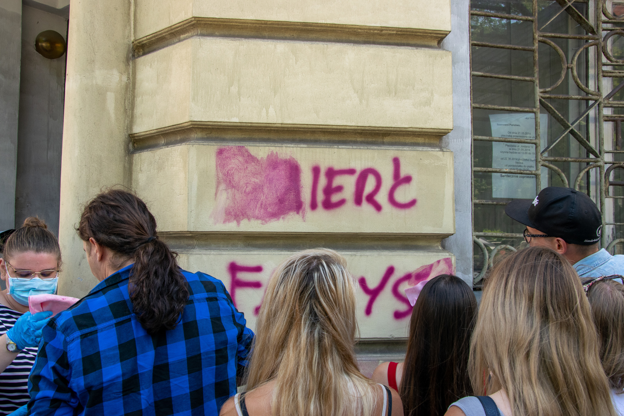 Kohut zmazuje graffiti 5