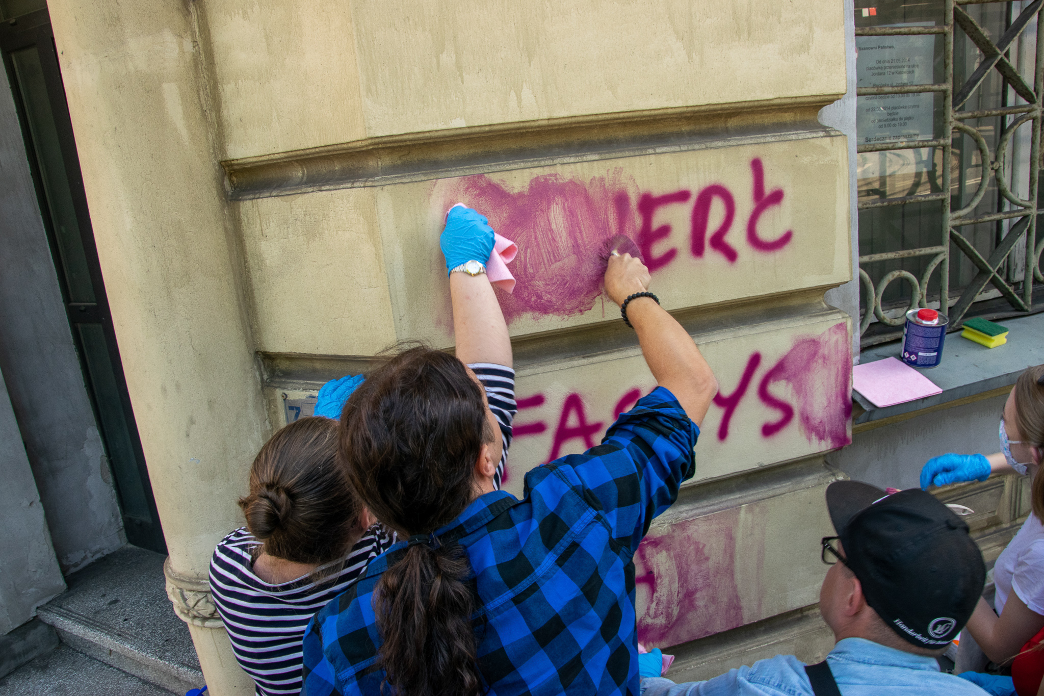 Kohut zmazuje graffiti 6