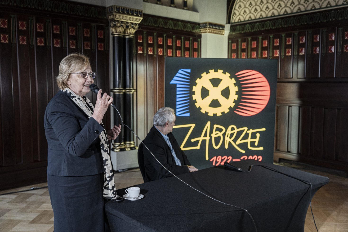 LOGO 100 lecia Zabrza konferencja 2021 Pawel Ja Nic Janicki 033 scaled