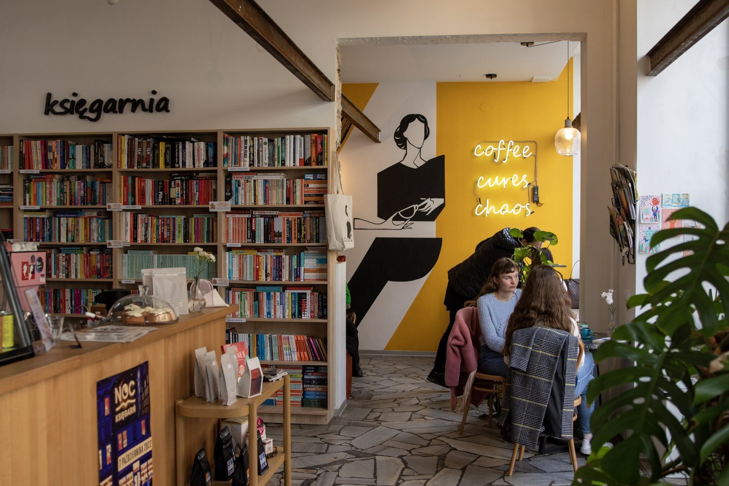 Lokal na kulture laczacy kawiarnie z ksiegarnia anglojezyczna to Black Woolf fot Kamil Kalkowski