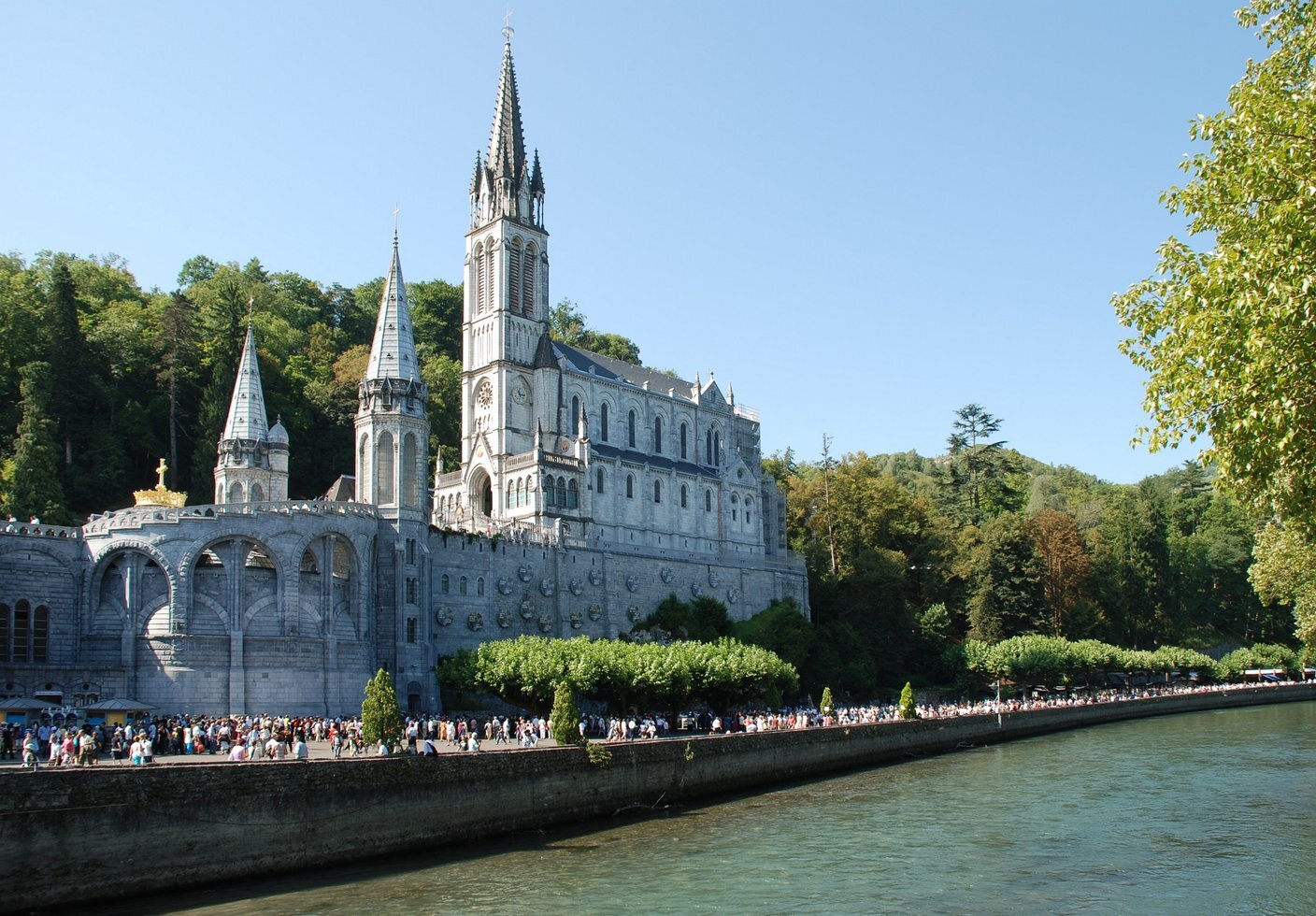 Lourdes Basilique et gave