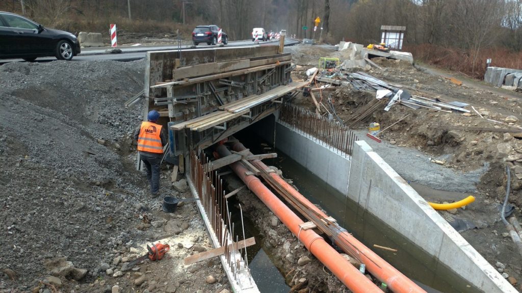 M1 most nad kan Mlynowka deskowanie gzymsu 1024x576