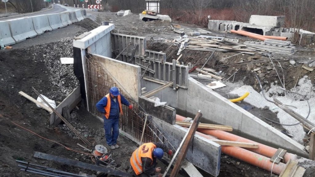 M1 most nad kan Mlynowka zbrojenie i deskowanie skrzydel 1024x576