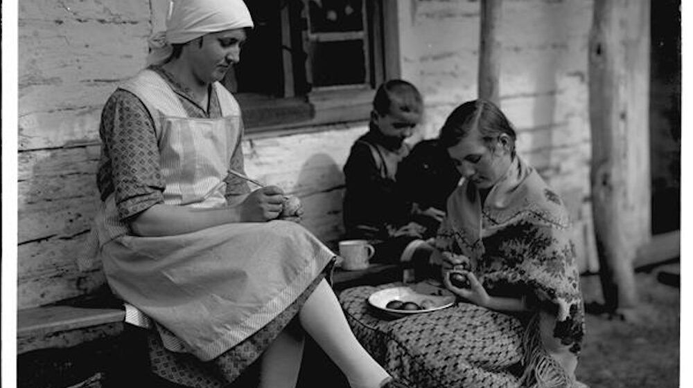 Malowanie jajek wielkanocnych Dobrodzień nie później niż 1932 r Fot Paul Schau zbiory Muzeum w Gliwicach