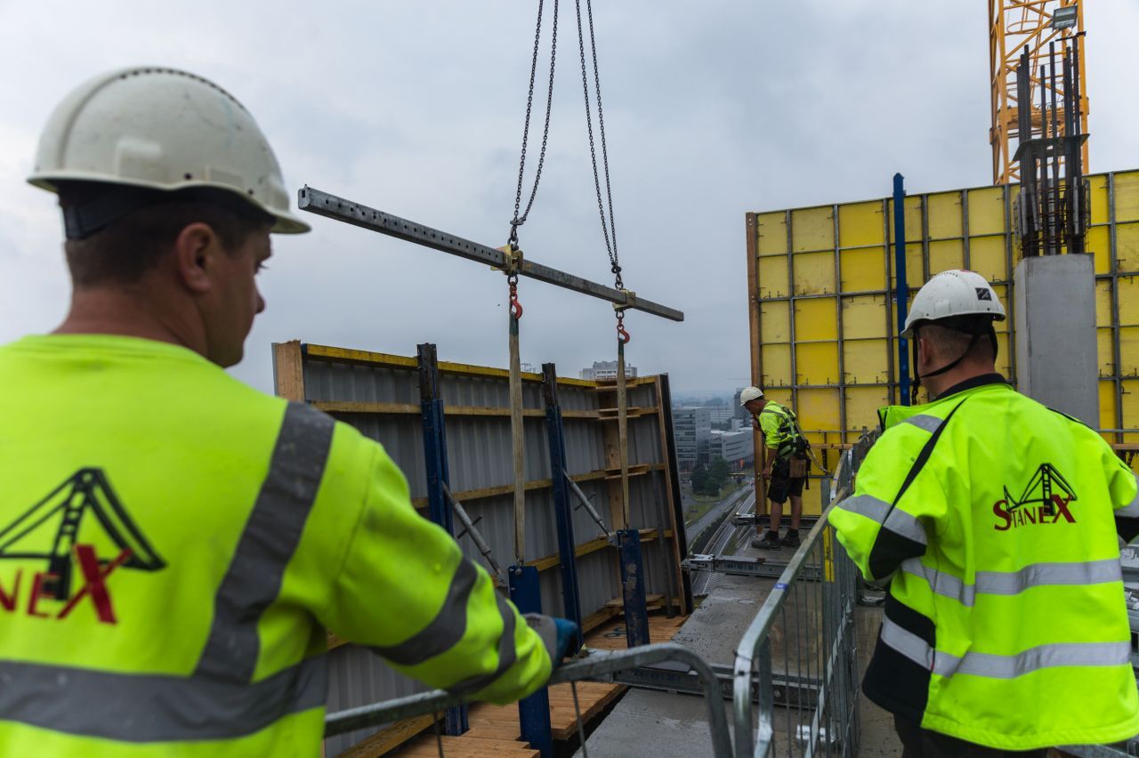 Montaz oslon przeciwwiatrowych na biurowcu KTW II 1