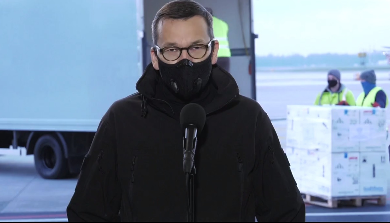 Morawiecki odepbral Szczepionki na lotnisku