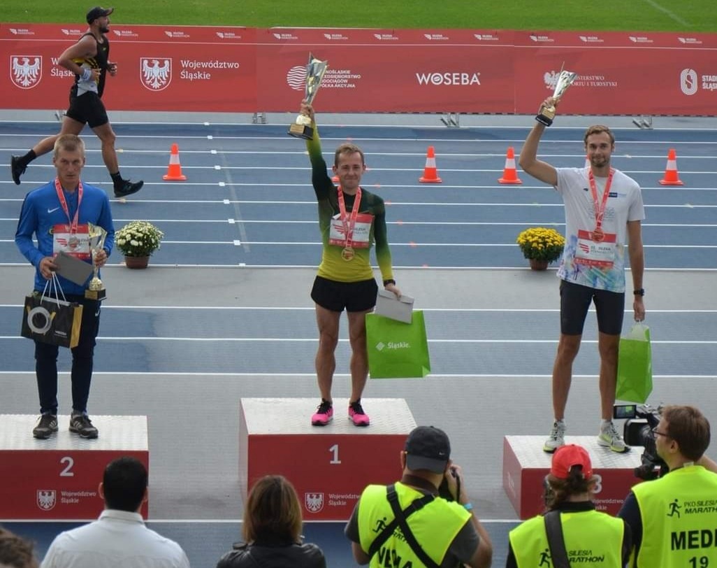 Policjant na podium Silesia Maratonu
