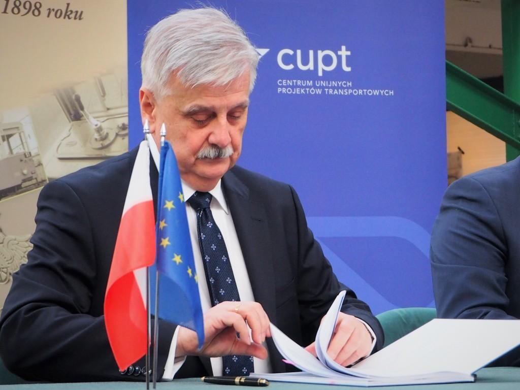 Prezes Boleslaw Knapik podpisuje umowe z CUPT etap II