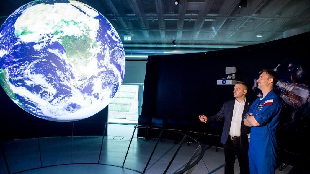 Sławosz Uznański Wiśniewski w planetarium