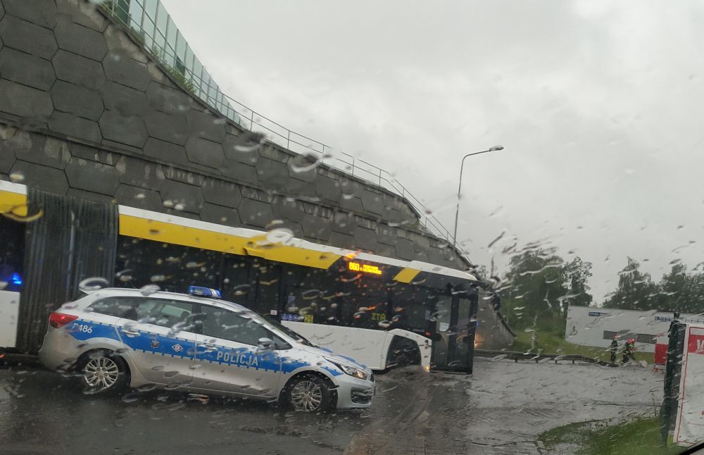 Zalana droga pod wiaduktem w Piekarach