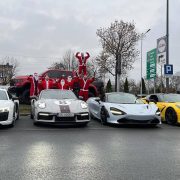 orszak mikołaja w sportowych samochodach