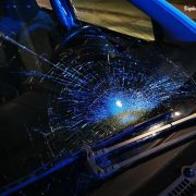 Seniorka trafiła do szpitala z obrażeniami głowy i nogi