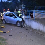 kierowca wjechał w budynek poczty