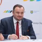 Jakub Chełstowski z odznaką Zasłużony dla kolejnictwa