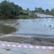 Auto porwane przez rzeke