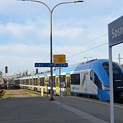 Csm Stacja Sosnowiec Glowny widoczny pociag na peronie tablica z nazwa stacji fot Katarzyna Glowacka 222b0fa101