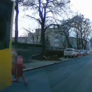 Dzieci wbiegaja wprost pod kola