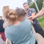 Dziecko biegalo przy drodze