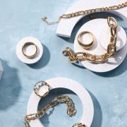 Jaka bizuteria do sukienki od szyję