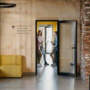 Jakie drzwi do biura