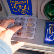 Kradzież przy bankomacie