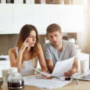 Mloda para sprawdza swoj budzet rodzinny