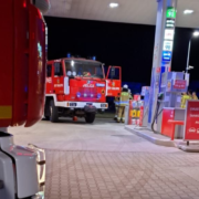 Oblal paliwem policjantow