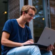 Pexels buro millennial 1438081