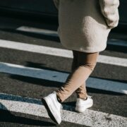 Kobieta wbiegła na jezdnię